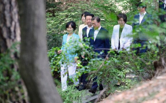 문재인 대통령이 19일 오전 추미애 더불어민주당 대표, 박주선 국민의당 비상대책위원장, 이혜훈 바른정당 대표, 이정미 정의당 대표를 청와대로 초청해 오찬 회동을 갖기 전 상춘재 뒤뜰을 걷고 있다. 문 대통령 취임 후 당 대표들과 회동하는 것은 이번이 처음이다. 2017. 07. 19 안주영 기자 jya@seoul.co.kr