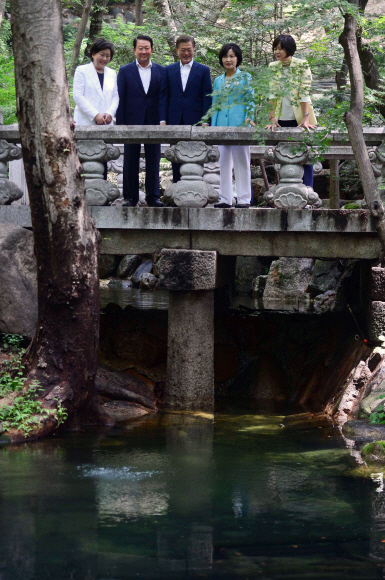 문재인 대통령이 19일 오전 추미애 더불어민주당 대표, 박주선 국민의당 비상대책위원장, 이혜훈 바른정당 대표, 이정미 정의당 대표를 청와대로 초청해 오찬 회동을 갖기 전 상춘재 뒤뜰을 걷고 있다. 문 대통령 취임 후 당 대표들과 회동하는 것은 이번이 처음이다. 2017. 07. 19 안주영 기자 jya@seoul.co.kr