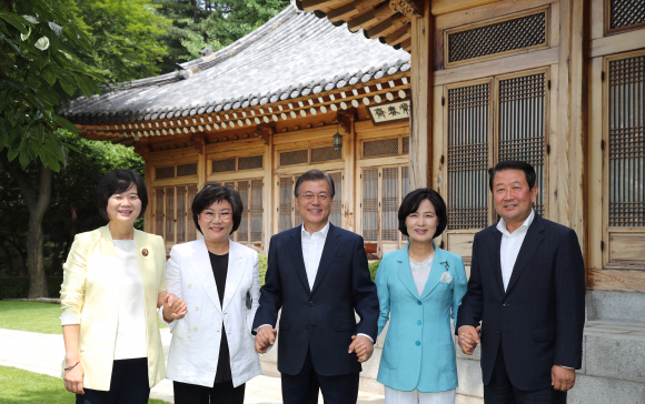 문재인 대통령이 정상외교 성과 설명을 위해 여야 당 대표를 초청한 19일 오전 청와대 상춘재 앞에서 기념촬영을 하고 있다. 왼쪽부터 이정미 정의당 대표, 이혜훈 바른정당 대표, 문 대통령, 추미애 더불어민주당 대표, 박주선 국민의당 비상대책위원장. 이날 홍준표 자유한국당 대표는 불참했다. 2017. 07. 19 안주영 기자 jya@seoul.co.kr