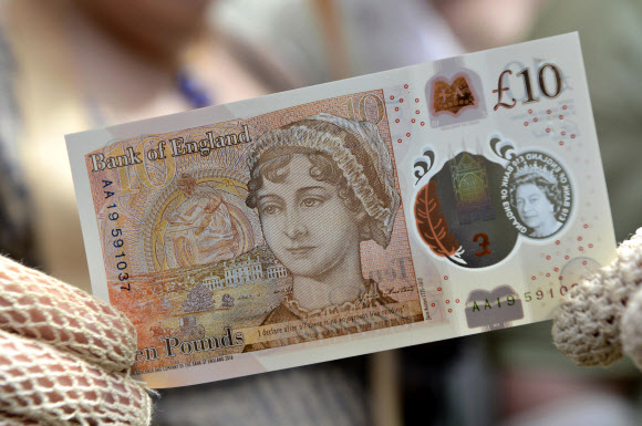 18일(현지시간) 영국을 대표하는 10파운드짜리 새 지폐의 주인공은 여성 소설가 제인 오스틴으로 결정됐다. AP 연합뉴스