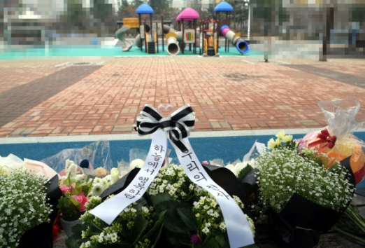 인천 ‘8살 초등생 살인사건’ 발생 후 아파트 놀이터에 놓인 꽃