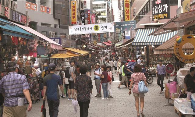 서울미래유산 그랜드투어 참가자들이 시장 전체가 서울미래유산으로 지정된 남대문시장 안을 누비고 있다.