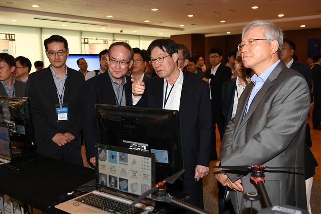 권오준(오른쪽 두 번째) 포스코 회장이 19일 서울 대치동 포스코센터에서 열린 ‘스마트 포스코 포럼 2017’에서 스마트 팩토리 기술에 대한 설명을 듣고 있다. 포스코 제공