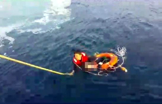 여객선에서 추락한 실종자 구조하는 제주 해경