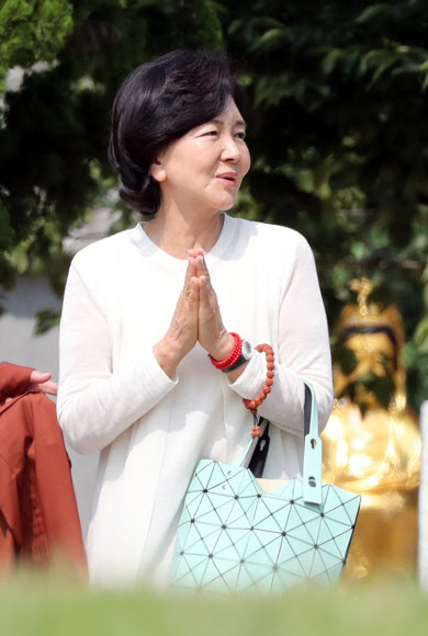 합장하는 홍라희 여사