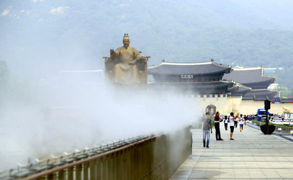 물안개 속 ’세종대왕님’