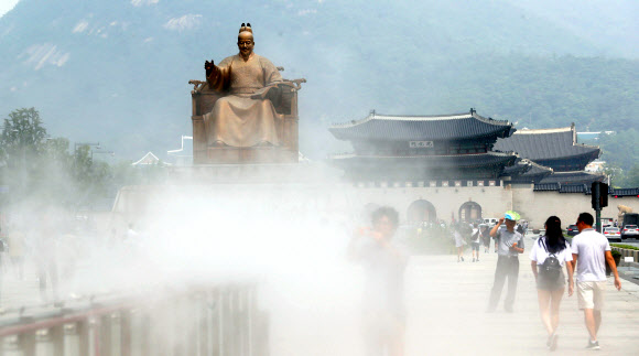 물안개 속 ’세종대왕님’