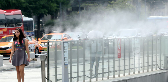 폭염에 물안개 분무하는 광화문 광장