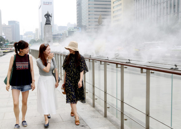 광화문 광장에는 더위를 식히는 물안개가...