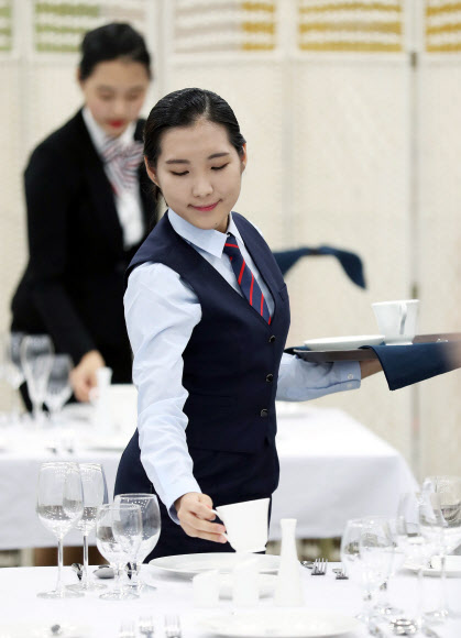 밝은 미소와 함께