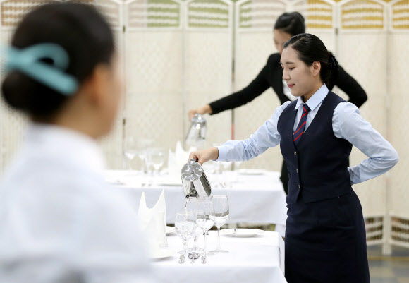 물 따르는 자세도 멋있게