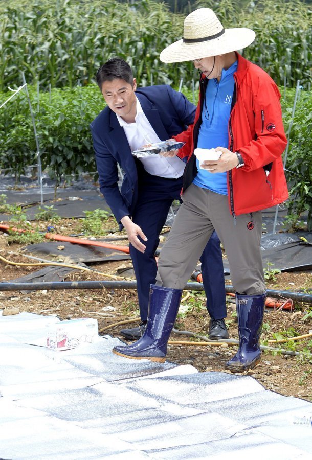 홍준표 대표의 장화벗는 법 출처 = 엠엘비파크