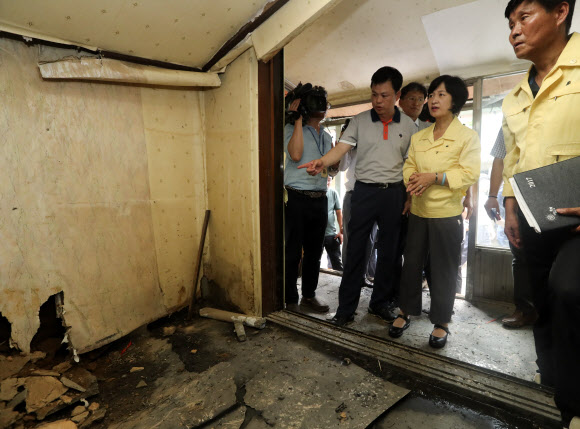 폭우 피해 가옥 살펴보는 추미애