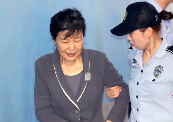 옅은 미소 보이는 박근혜