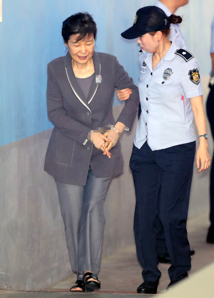 옅은 미소 보이는 박근혜