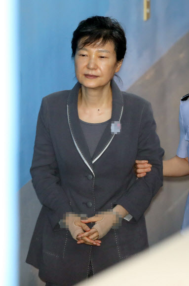 법정 향하는 박근혜