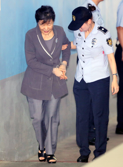 박근혜 발 살펴보는 교도관