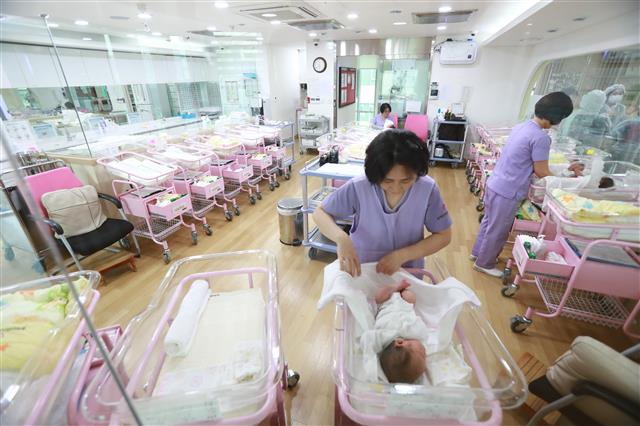 2014년 서울에서 최초로 설립된 송파구 공공산후조리원 ‘송파산모건강증진센터’의 신생아실 전경. 송파구 충민로에 위치한 이곳은 27개의 산모실과 함께 30명의 신생아를 수용할 수 있는 시설을 갖추고 있다. 송파구 제공