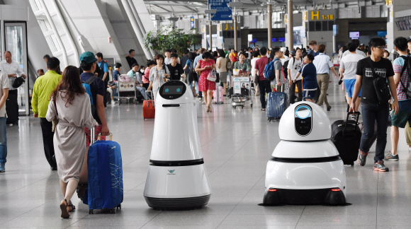 4개 국어 하는 공항 안내로봇·청소로봇 “휴가 잘 다녀오세요” 