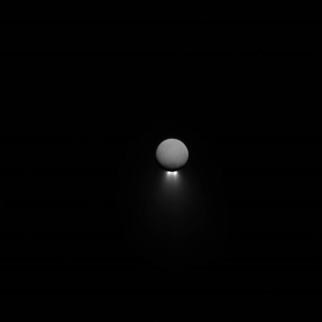 불꽃 같은 얼음 분수를 선보이는 토성의 위성 엔셀라두스. NASA/JPL-Caltech/Space Science Institute