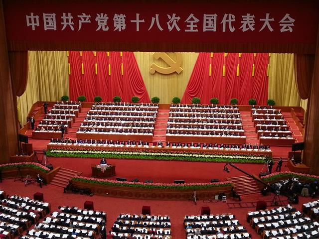 2012년 11월 8일 열렸던 중국 공산당 18차 전국대표대회 개막식 모습. 중국 공산당 대표 2300여명은 5년에 한 번씩 열리는 당 대회에 참석해 총서기 등 당 지도부를 선출하고 당 강령을 확정한다. 올해 가을 19차 당 대회가 열린다. 연합뉴스