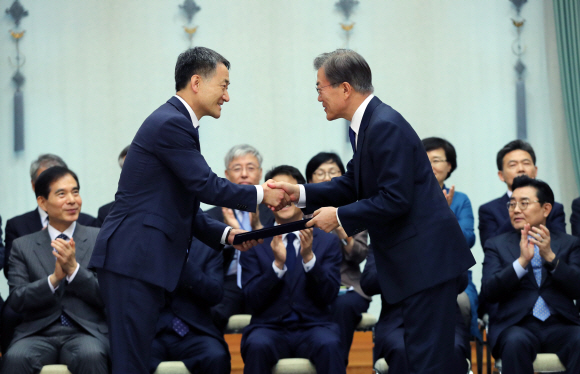 문재인 대통령이 21일 청와대에서 박능후 보건복지부 장관에게 임명장을 수여하고 있다. 안주영 기자 jya@seoul.co.kr