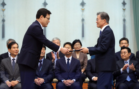 문재인 대통령이 21일 청와대에서 최종구 금융위원장에게 임명장을 수여하고 있다.  안주영 기자 jya@seoul.co.kr