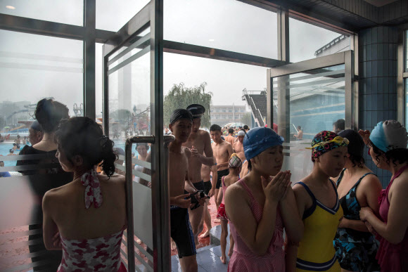 21일 북한 평양의 레저 단지내 워터 파크에서 시민들의 한가로이 물놀이를 즐기고 있다. AFP 연합뉴스