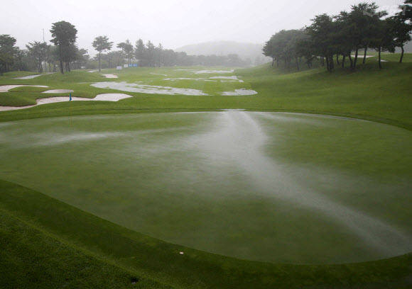 폭우에 잠긴 16번 홀