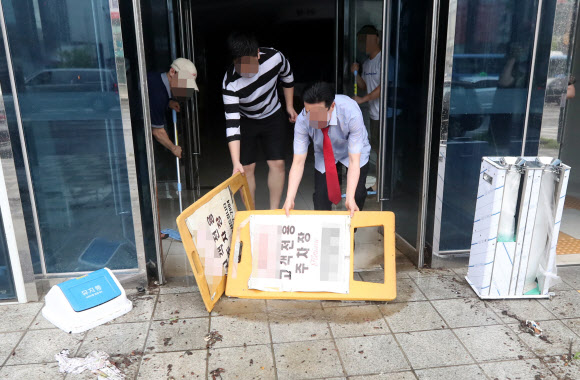 인천지역 폭우…물 빼내는 병원 관계자들