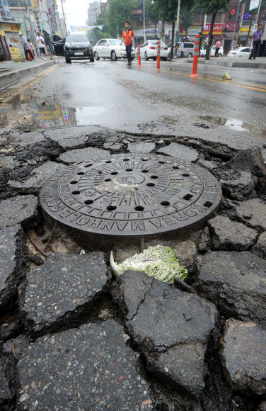 빗물 역류로 파손된 맨홀