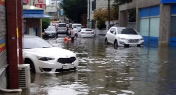 23일 인천 남구 주안4동에서 갑작스럽게 내린비에 도로가 침수돼 있다. 2017.9.23 독자제공