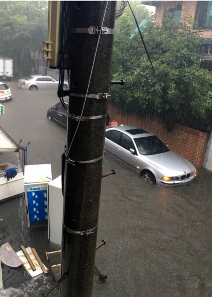 23일 인천 남구 주안4동에서 갑작스럽게 내린비에 도로가 침수돼 있다. 2017.9.23 독자제공