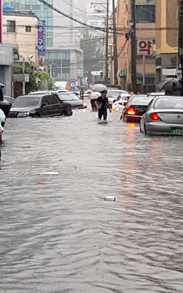 23일 인천 남구 주안4동에서 갑작스럽게 내린비에 도로가 침수돼 있다. 2017.9.23 독자제공