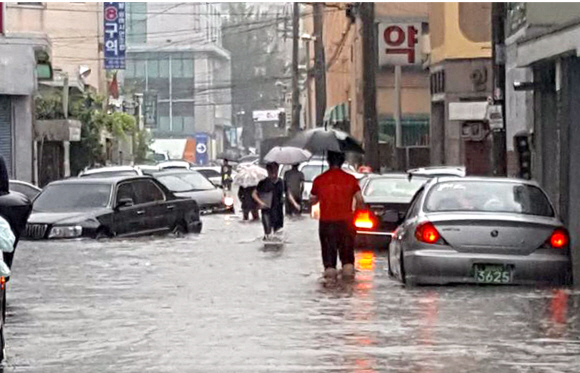 23일 인천 남구 주안4동에서 갑작스럽게 내린비에 도로가 침수돼 있다. 2017.9.23 독자제공