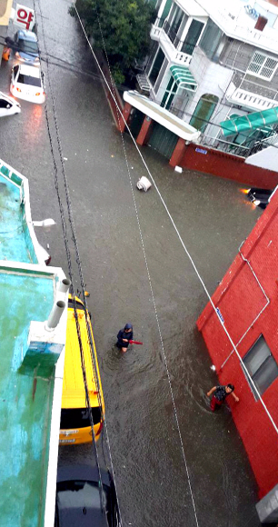 23일 인천 남구 주안4동에서 갑작스럽게 내린비에 도로가 침수돼 있다. 2017.9.23 독자제공