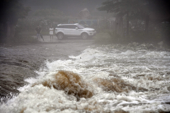 서울 경기 지역에 집중호우가 쏟아진 23일 경기도 포천시 이도면의 한 캠핑장으로 들어가는 다리가 불어난 강물에 잠겨 캠핑족들이 고립이 되어 있다. 2017. 7. 23 정연호 기자 tpgod@seoul.co.kr