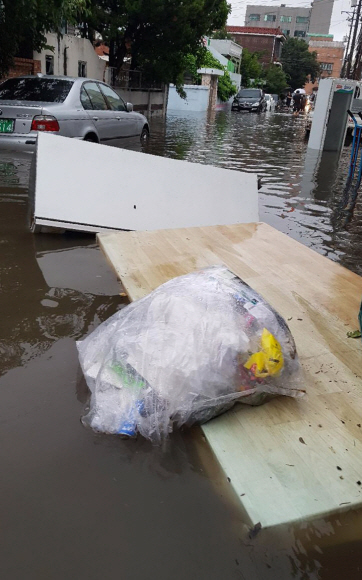 23일 인천 남구 주안4동에서 갑작스럽게 내린비에 도로가 침수돼 있다. 2017.9.23 독자제공