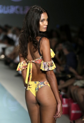 모델이 22일(현지시간) 미국 플로리다주 마이애미비치에서 열린 스윔 위크 중 FUNKSHION 패션쇼에서 Agua Clara 수영복을 입고 런웨이하고 있다. AP 연합뉴스