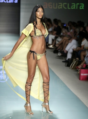 모델이 22일(현지시간) 미국 플로리다주 마이애미비치에서 열린 스윔 위크 중 FUNKSHION 패션쇼에서 Agua Clara 수영복을 입고 런웨이를 걷고 있다. AP 연합뉴스