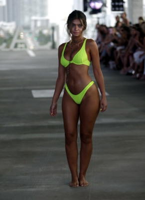 모델이 22일(현지시간) 미국 플로리다주 마이애미비치 주차장에서 열린 스윔 위크 중 FUNKSHION 패션쇼에서 Acacia 수영복을 입고 런웨이를 걷고 있다. AP 연합뉴스