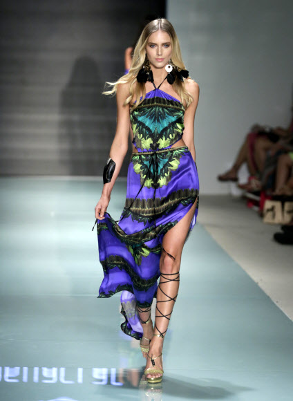 모델이 22일(현지시간) 미국 플로리다주 마이애미비치에서 열린 스윔 위크 중 FUNKSHION 패션쇼에서 Agua Clara 수영복을 입고 런웨이를 걷고 있다. AP 연합뉴스