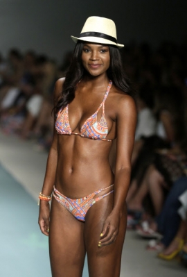 모델이 22일(현지시간) 미국 플로리다주 마이애미비치에서 열린 스윔 위크 중 FUNKSHION 패션쇼에서 Luli Fama 수영복을 입고 런웨이를 걷고 있다. AP 연합뉴스