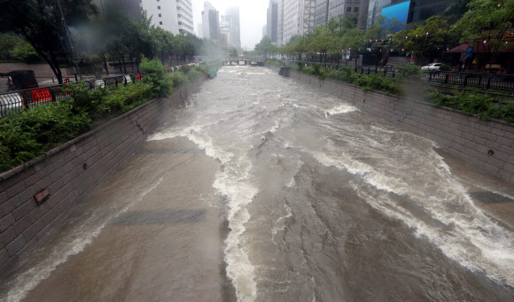 산책로 잠긴 청계천