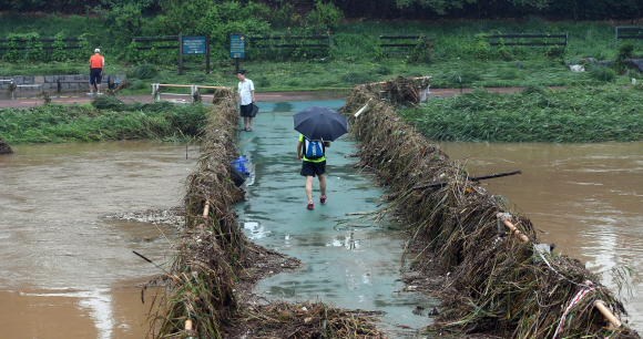 서울 경기 지역에 집중호우가 쏟아진 23일 침수됐던 서울 은평구 불광천의 한 다리가 침전물로 뒤덮여 있다.   2017. 7. 23 정연호 기자 tpgod@seoul.co.kr