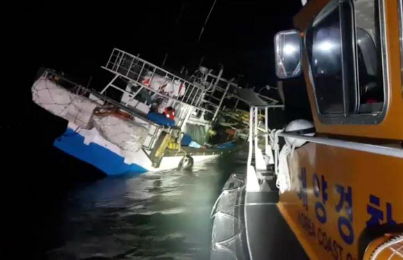 좌초된 어선 구조하는 해경