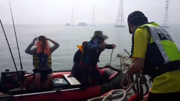 표류 중인 레저보트 구조하는 해경