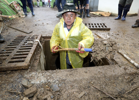 최악의 물난리를 외면한 채 외유성 유럽연수에 나섰다 여론의 거센 비난을 받은 충북도의원들이 23일 오후 청주시 상당구 미원면 수해 지역에서 복구 작업을 하고 있다. 연합뉴스