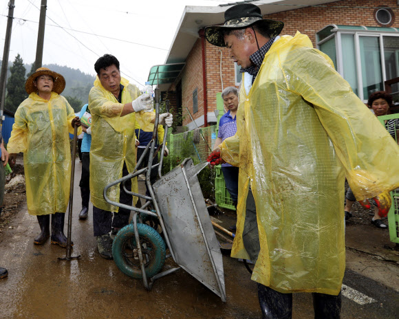 물난리속 유럽행 도의원 복구 작업…’레밍’ 김학철 빠져