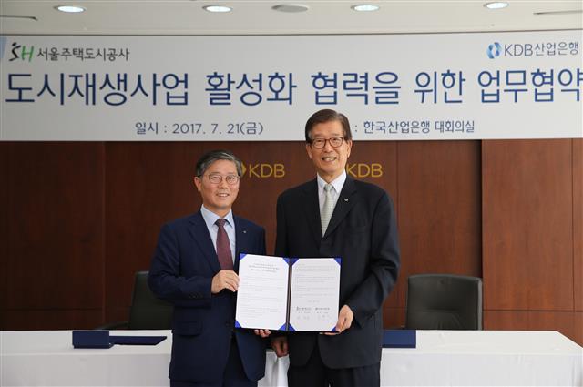 이동걸(오른쪽) 산업은행 회장이 지난 21일 산업은행 대회의실에서 변창흠 서울주택도시공사 사장과 도시재생사업 활성화 협력을 위한 업무협약을 체결하고 있다. 산업은행 제공
